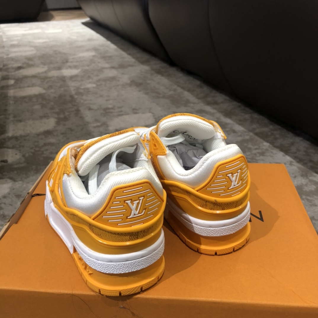 Children's shoes child